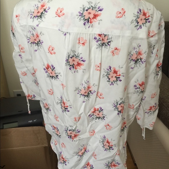 Abercrombie & Fitch V-Neck Short Sleeves Top - Picture 6 of 6